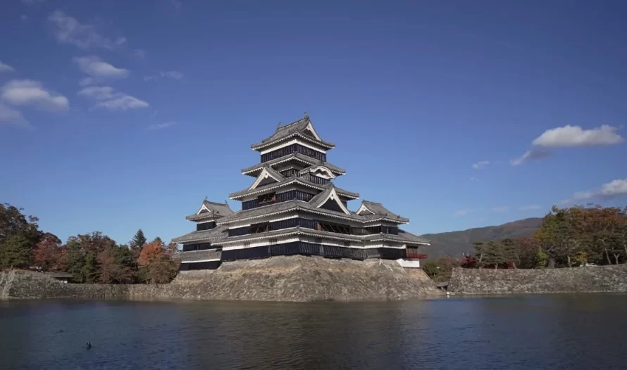 Recorriendo el castillo de Matsumoto, en Japón