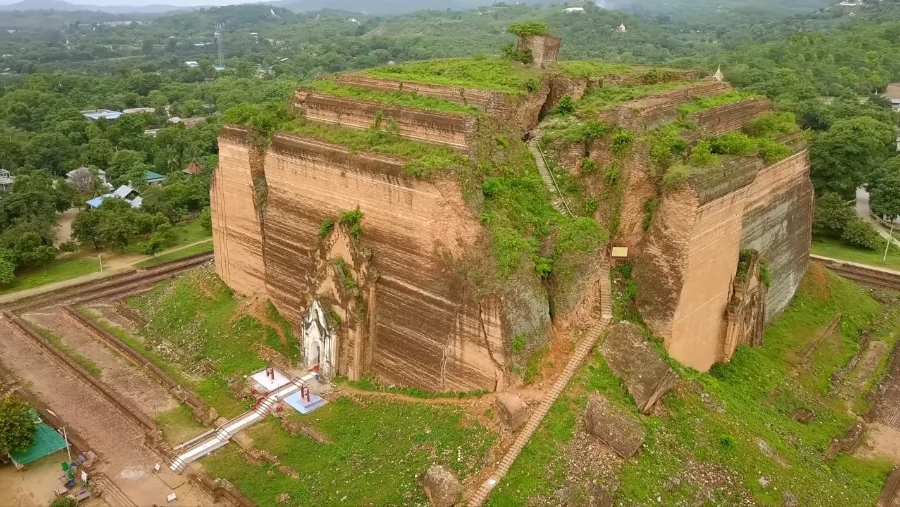 Pagoda de Mingun desde el aire, el peligro es evidente