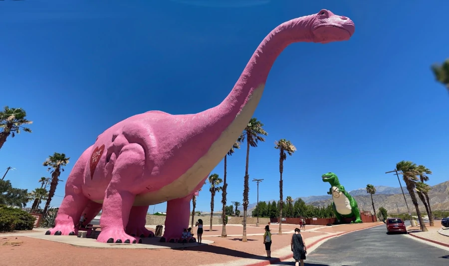 Dinny y Mr. Rex, dinosaurios de Cabazon en el desierto de California