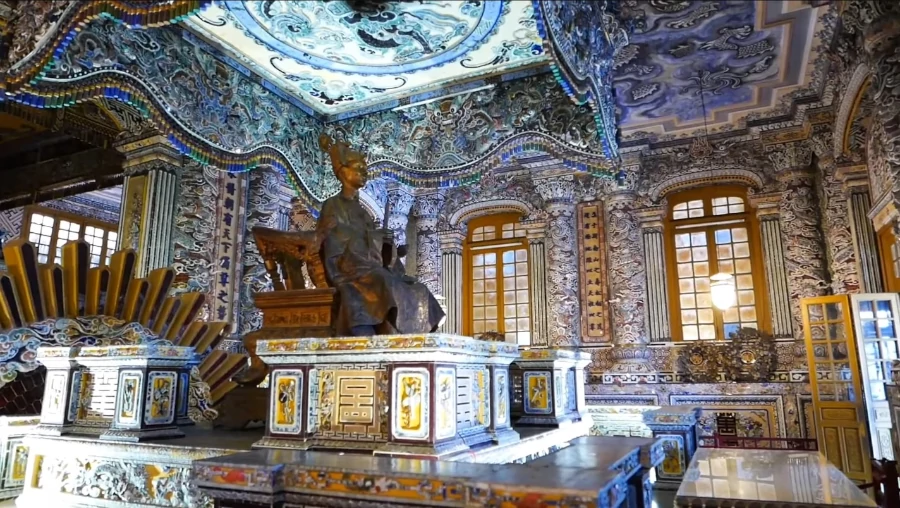 Khai Dinh, una tumba de lujo para un emperador impopular en Hue, Vietnam