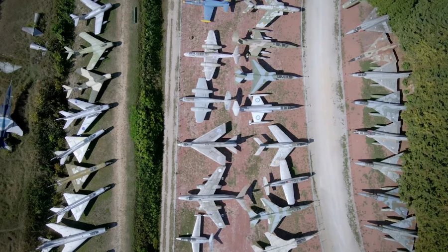 Savigny, un castillo francés con museo de aviones, coches Abarth y motos