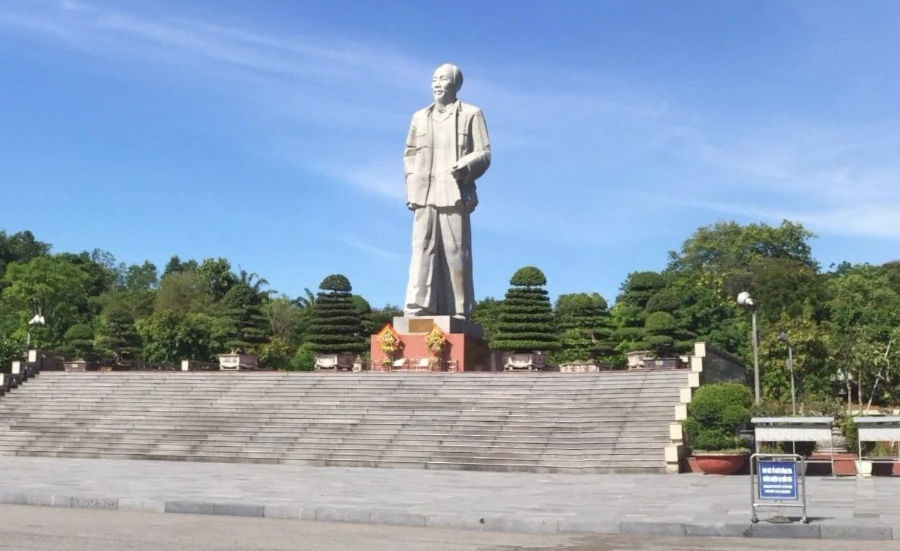 Estatua de Ho Chi Minh en Vinh, la estatua más alta del tío Ho en Vietnam
