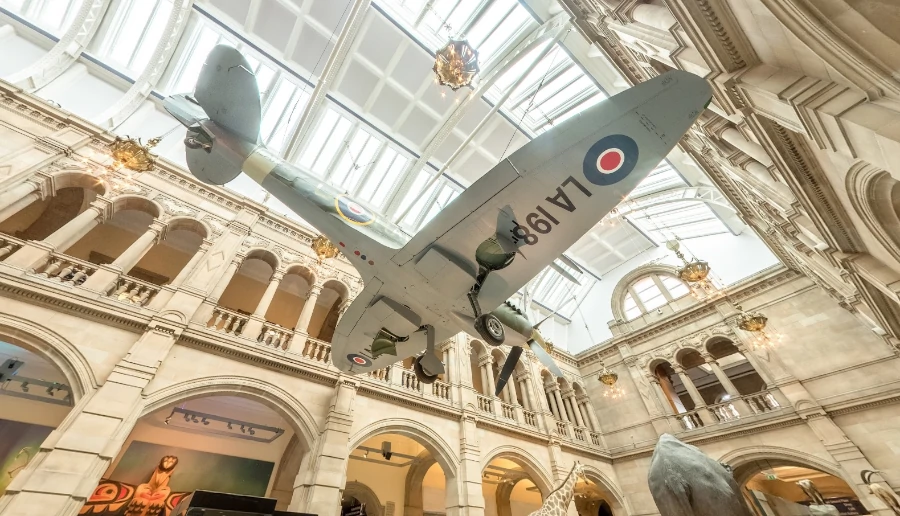 Spitfire LA-198, un avión de combate en el museo Kelvingrove de Glasgow, en Escocia