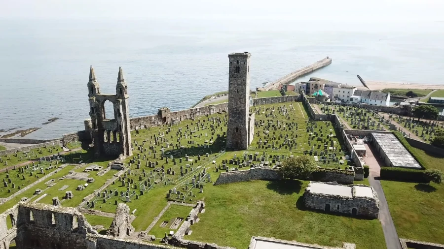 Visita las ruinas de la catedral de St. Andrews y sube a su torre, en Escocia